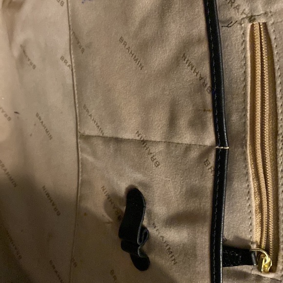 Beautiful leather Brahmin bag. Two zippers on top and 4 pockets on the inside. - Picture 6 of 10